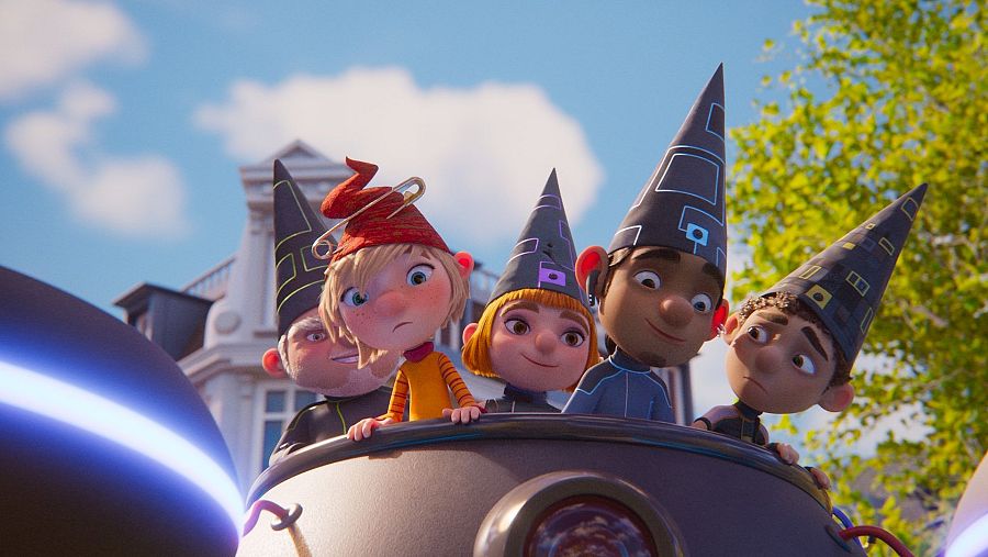 Cinco elfos en una nave oscura con franja azul, algunos con sombreros negros y túnicas grises, otros con gorros rojos y naranjas. Fondo con edificio blanco y árbol.