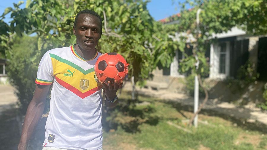Ismaila posa con un balón en la Misión Emmanuel de Tres Cantos, Madrid.