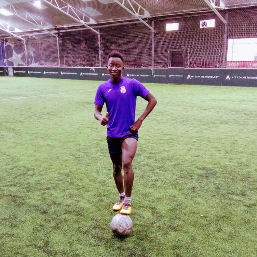 Driss posa con un balón en Albacete.