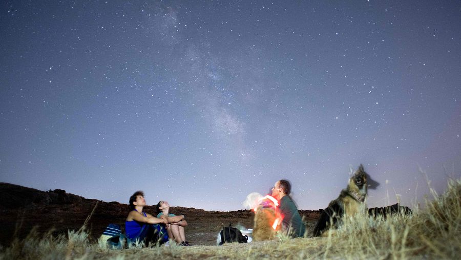 Varias personas observan las estelas de meteoritos en el cielo en Ronda, Andalucía