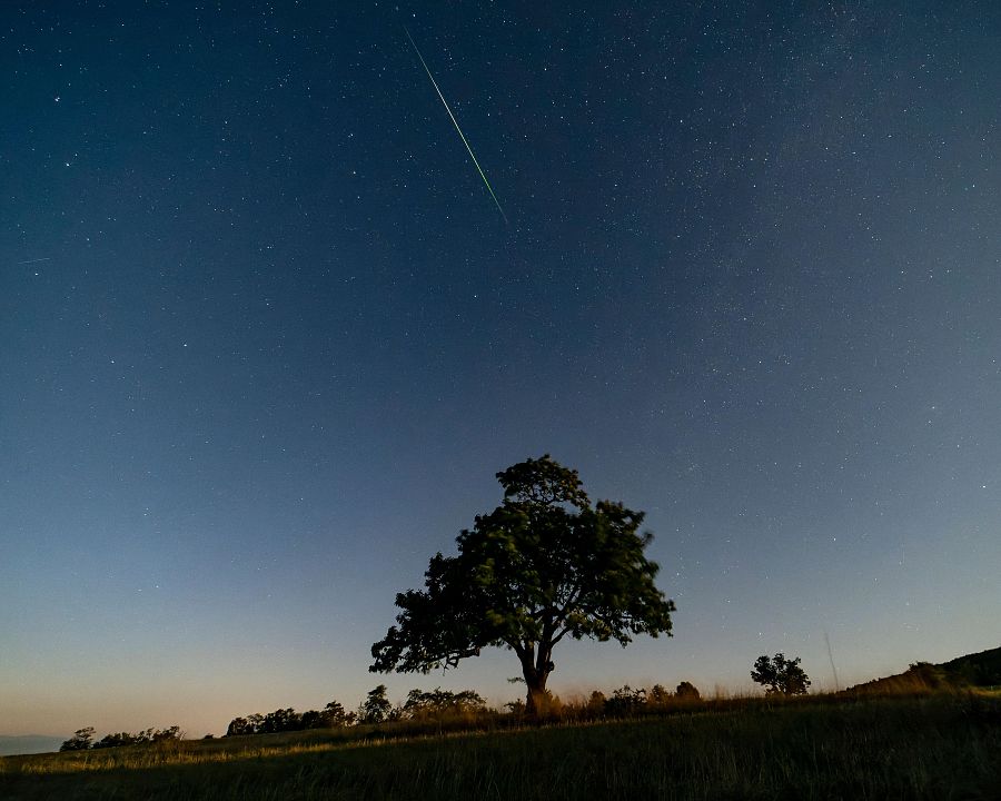 Vista de una estrella fugaz durante la lluvia de meteoros cerca de Salgotarjan, norte de Hungría