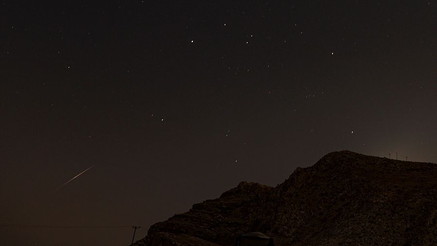 La lluvia de meteoros de las perseidas se observa desde la cima del monte Jais en Ras Al Khaimah, Emiratos Árabes Unidos