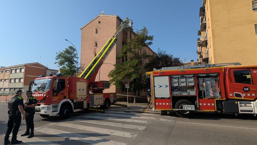 Bombers i policia treballant en els llocs dels fets de l'incendi de Terrassa