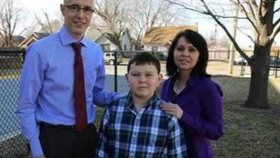 Jim Tucker amb un nen que afirma recordar una vida passada