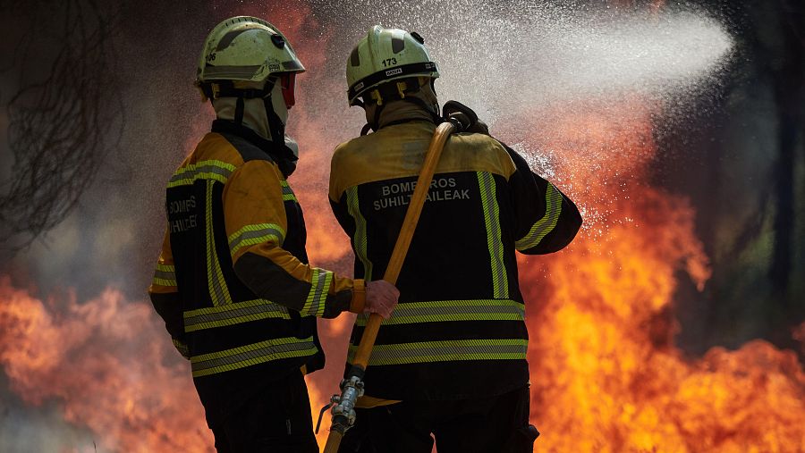 Bomberos vascos con uniformes que indican 