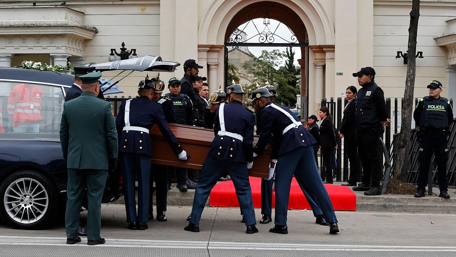 Integrantes del Batallón Guardia Presidencial cargan el féretro de Miguel Uribe Turbay a su llegada al Cementerio Central