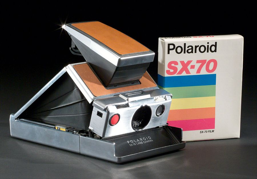 La Polaroid SX70 fue la primera cámara instantanea comercializada por la empresa estadounidense en 1973.