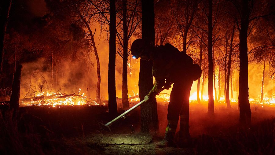 Un bombero trabaja para impedir que el incendio se propague en áreas de pino carrasco (Navarra)