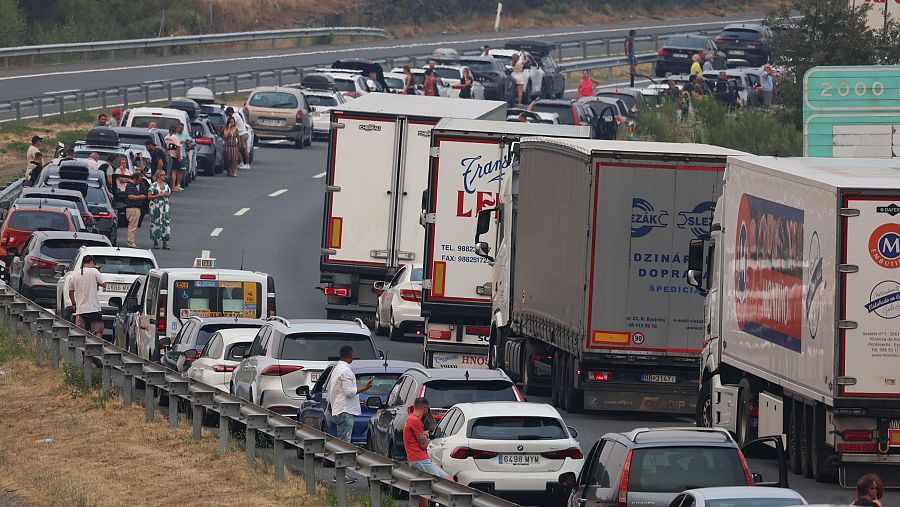 Carretera cortada por las llamas del incendio de A Gudiña (Ourense), este jueves.