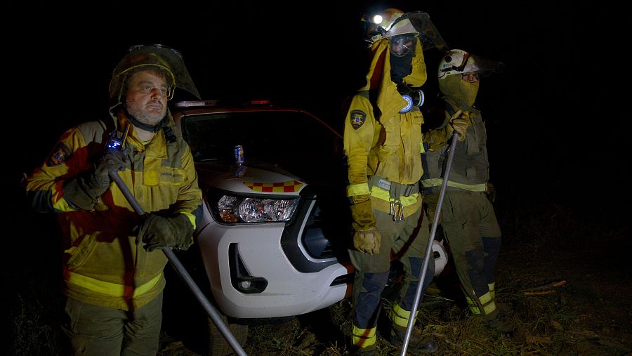 Bomberos forestales tratan de extinguir el fuego la noche del jueves al viernes en Vences, Monterrei, Ourense.