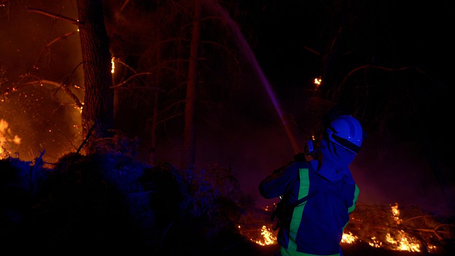 Bomberos forestales de Galicia tratan de extinguir el fuego a 14 de agosto de 2025, en Monterrei, Ourense.
