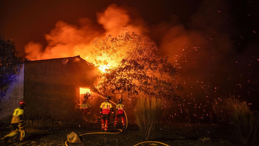 Los bomberos tratan de sofocar un incendio en una construcción en la localidad de A Caridade, en el municipio de Monterrei (Ourense).
