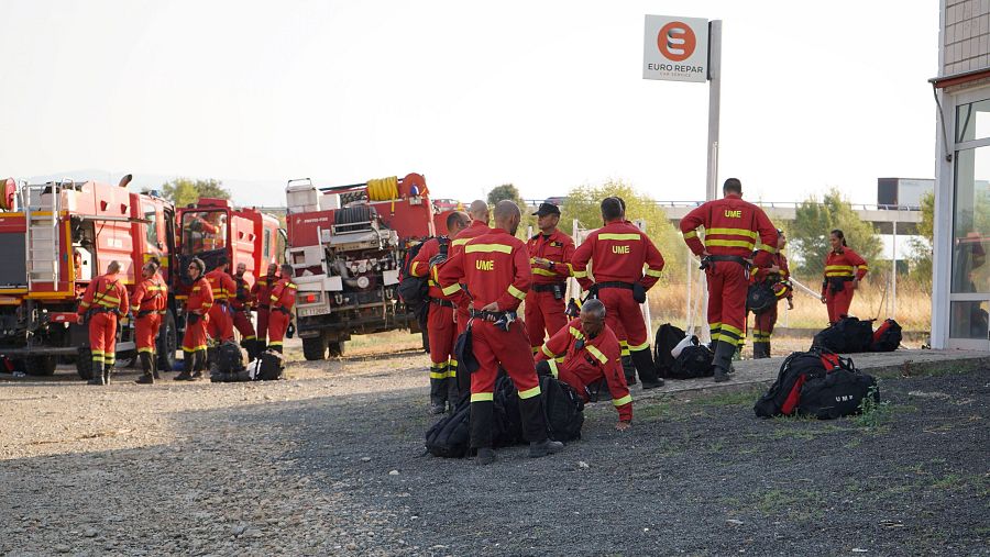 Miembros de la Unidad Militar de Emergencias (UME) este jueves en la localidad de La Granja (Cáceres).