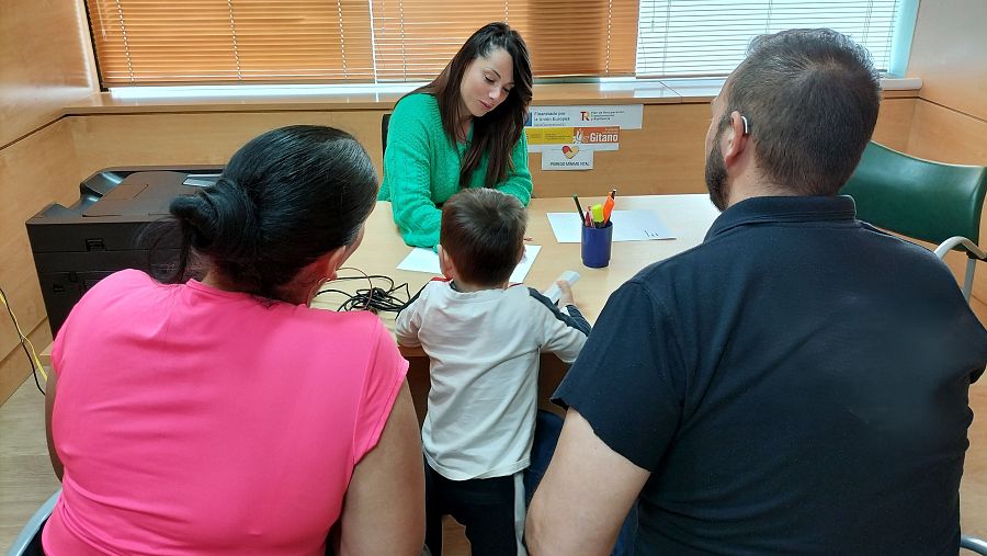 Asesoriamiento personalizado a una familia en Granada por parte de la Fundación Secretariado Gitano.