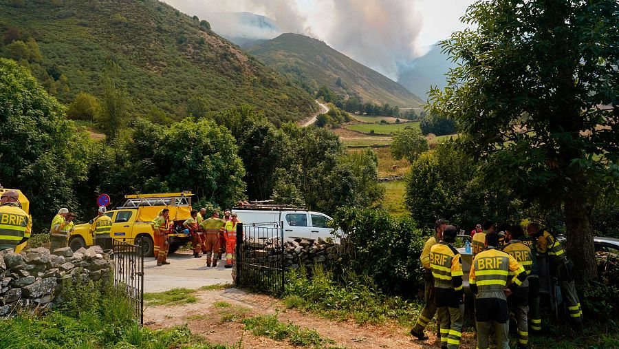 Miembros de las BRIF observan el avance del incendio en Genestoso (Cangas del Narcea), mientras un incendio afecta a la zona.
