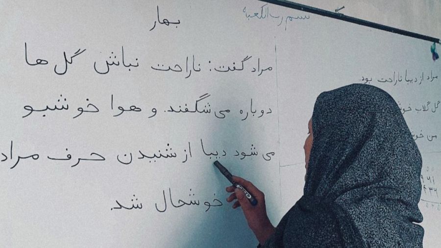 Profesora en una de las escuelas clandestinas fundadas por SRAK