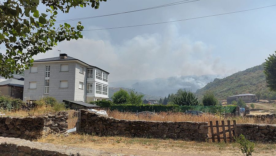Dos noches en vela pendientes de un incendio forestal en Porto, un pueblo de Zamora
