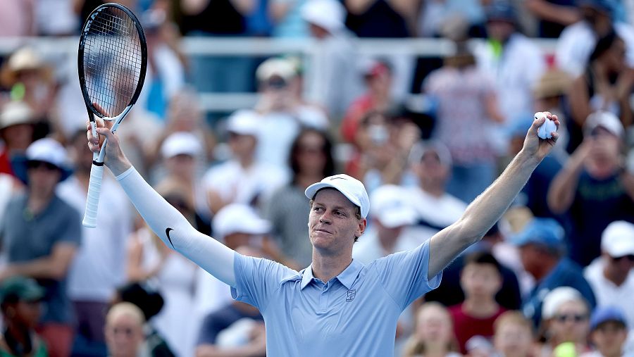Jannik Sinner, de Italia, celebra su victoria ante Terence Atmane, de Francia, durante las semifinales del Cincinnati Open