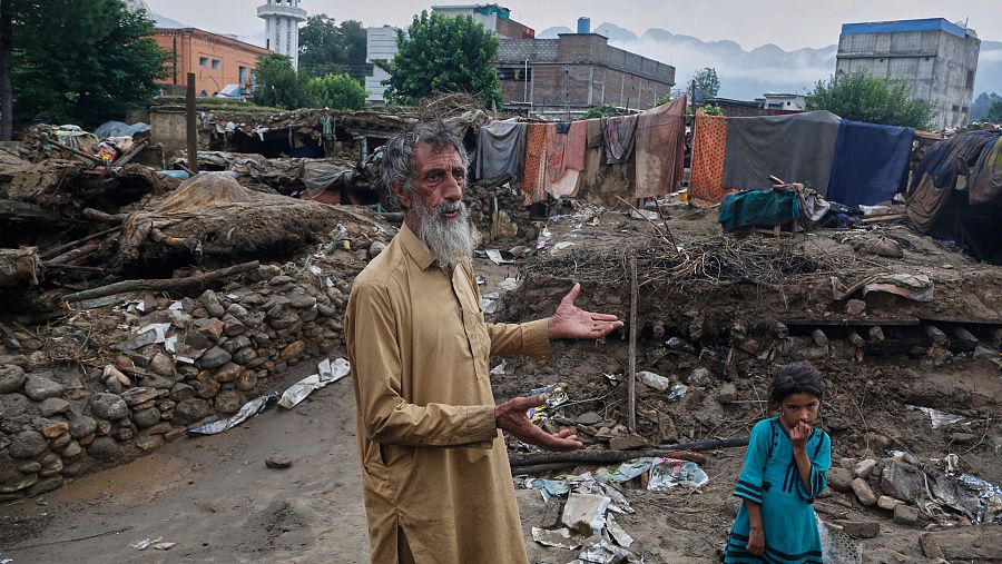 Mateen Khan frente a los restos de su casa destruida en la localidad de Pir Baba.