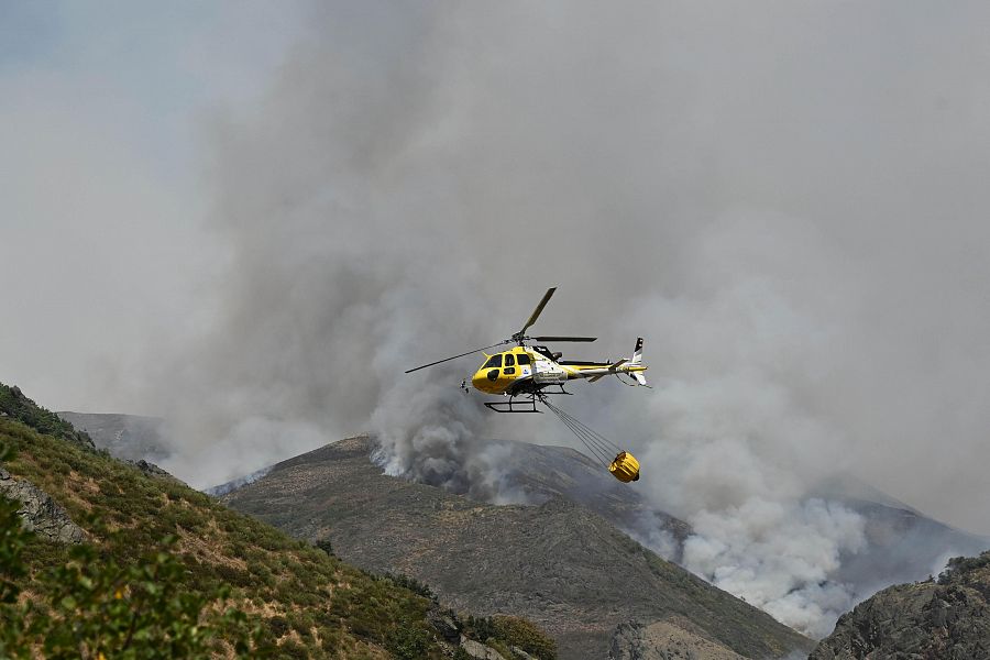 Un helicóptero trabaja en las labores de extinción del incendio de Barniedo (León), que afecta a los Picos de Europa