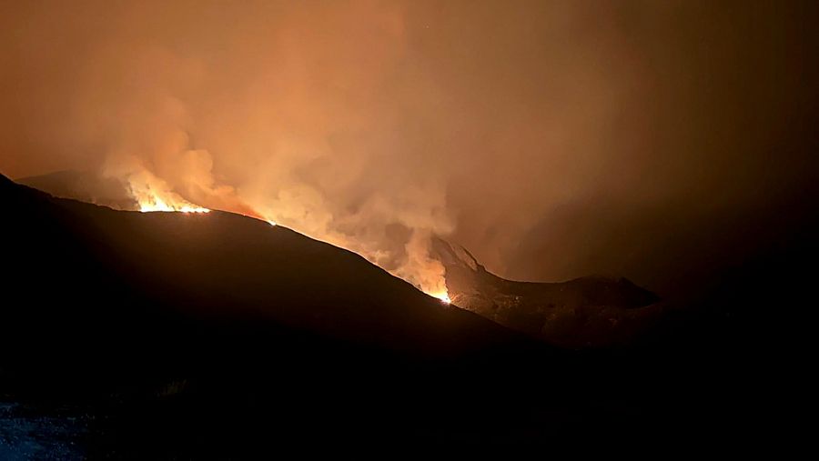 Fotografía que muestra el incendio que afecta a la vertiente leonesa del Parque Nacional de Picos de Europa