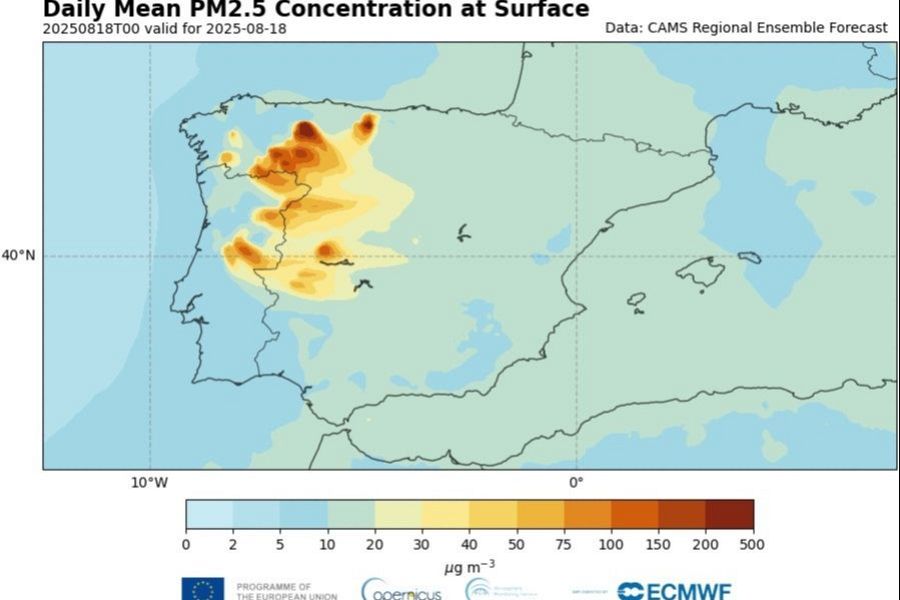 Imagen del satélite Copernicus que muestra las concentraciones de partículas finas durante agosto de 2025 por los incendios