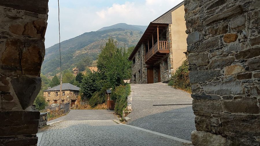 Pueblo en El Bierzo, León, amenazado por un incendio