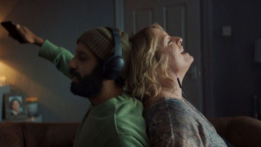 Una escena de 'Ali & Ava' con los actores Adeel Akhtar y Claire Rushbrook