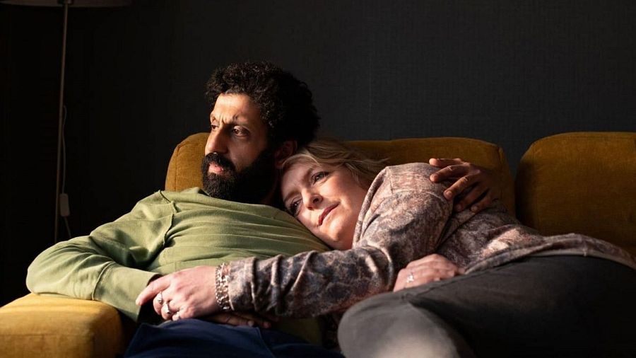 Los actores Adeel Akhtar y Claire Rushbrook en una escena de la película 'Ali & Ava'