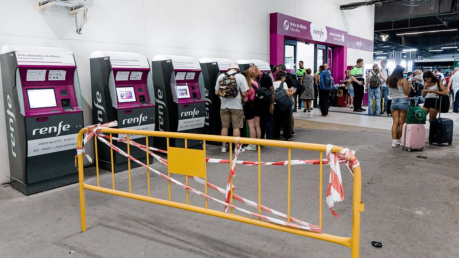 Renfe ha ofrecido a los usuarios afectados la posibilidad de cambiar o anular sus billetes sin coste alguno.