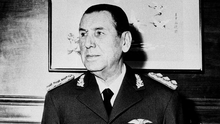 Juan Domingo Perón, en su domicilio de Buenos Aires, tras conocer el resultado de las elecciones de 1951 que le otorgan de nuevo la presidencia de Argentina.