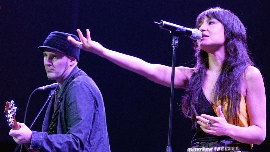 El dúo Amaral durante un concierto en mayo de 2004.