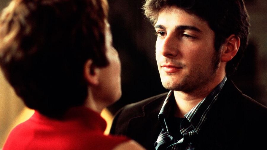 El actor Félix Gómez en una escena con Adriana Ozores en la película 'La suerte dormida'