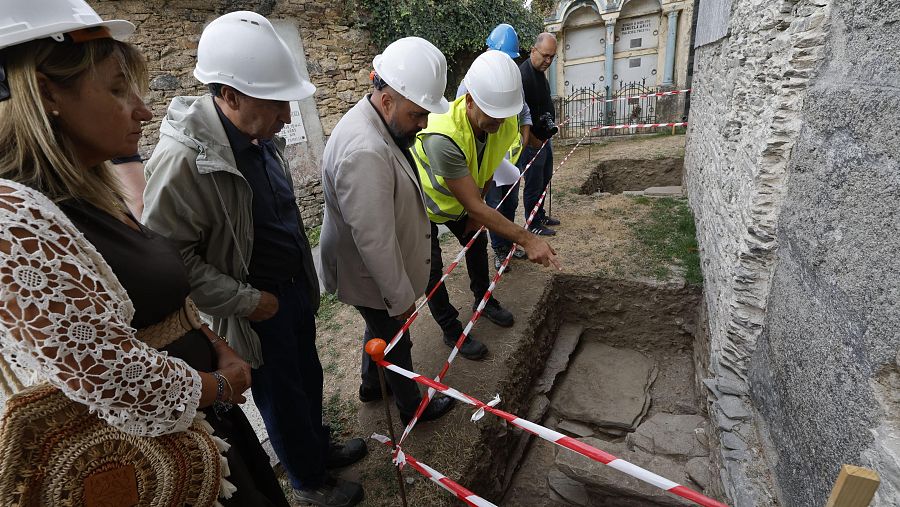 La iglesia de Santa Olaia de Esperante, en Lugo, desveló un nuevo vestigio arqueológico, una ventana con una tipología propia del prerrománico asturiano.