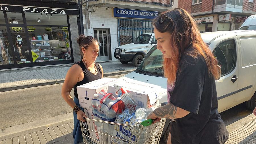 Voluntarios en Ponferrada cargan material para los efectivos que luchan contra los incendios