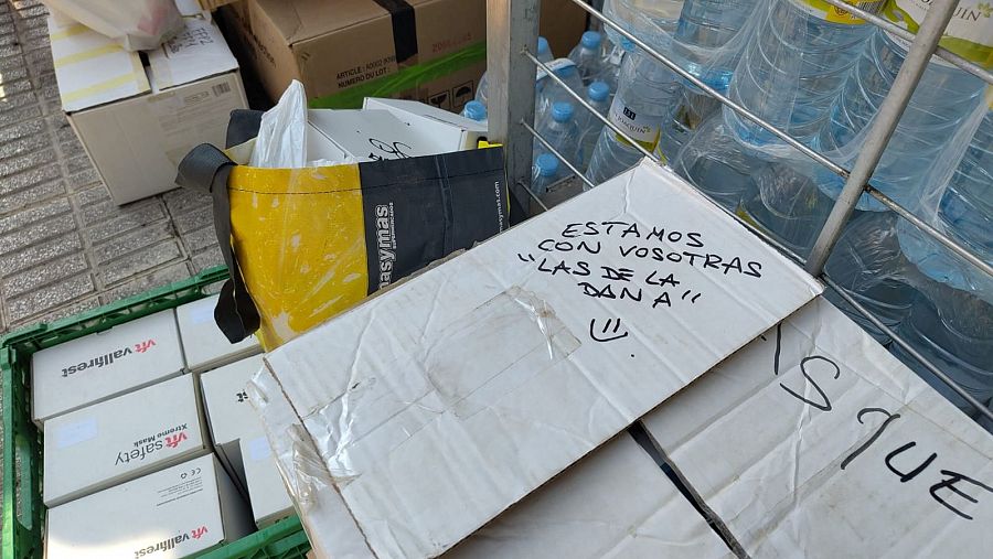 Mensajes solidarios en el material donado en los incendios de León