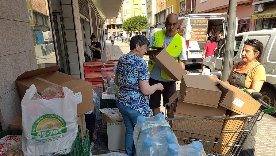 Reparto de material solidario en Ponferrada, León, contra los incendios