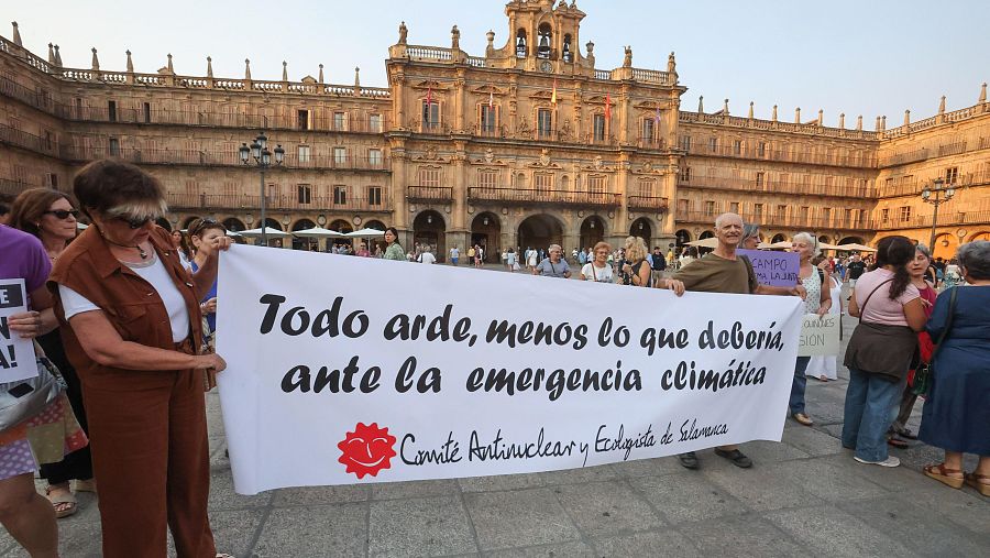 Protestas contra la gestión de los incendios