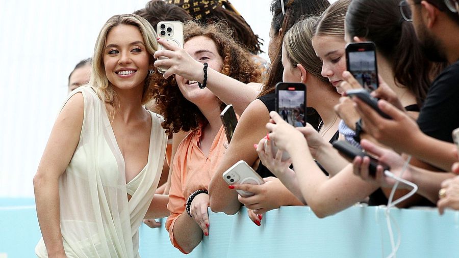 Imagen de la actriz Sydney Sweeney posando con sus fans