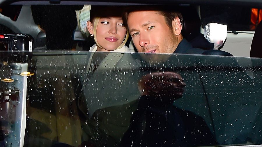 Imagen dentro de un coche de Glen Powell y Sydney Sweeney, protagonistas de 'Cualquiera menos tú'