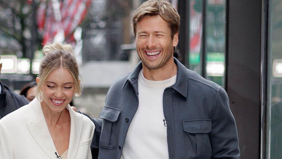 Una imagen de los actores Sydney Sweeney y Glen Powell paseando por las calles