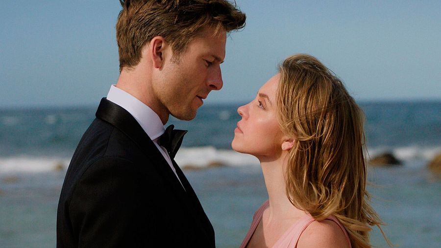 Una escena de la película 'Cualquiera menos tú', con los actores Glen Powell y Sydney Sweeney