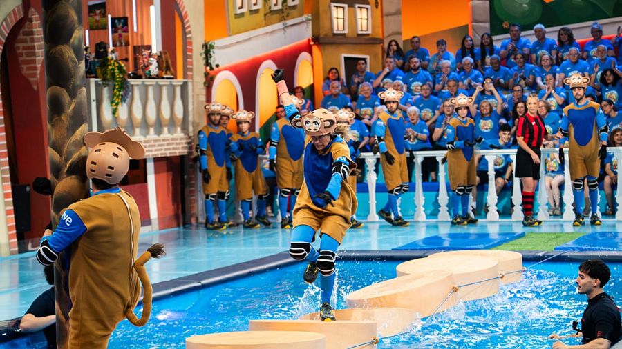 Prueba del 'Recoge Cocos' en la piscina