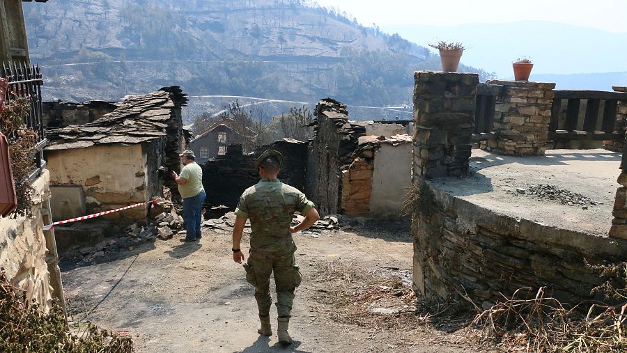 Clemente y un soldado en una de las calles de San Vicente de Leira