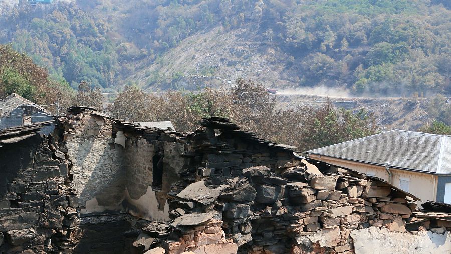 Al fondo, la pista forestal vista desde el pueblo