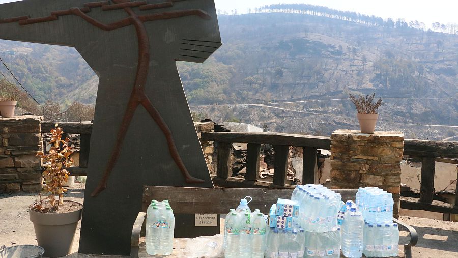 Imagen de botellas de agua traídas por voluntarios al pueblo
