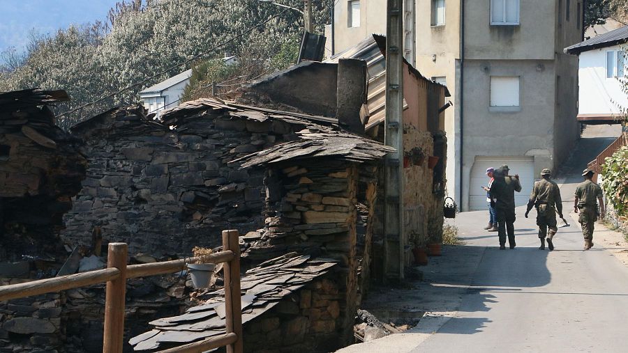 Varios soldados en una de las calles limpias de San Vicente