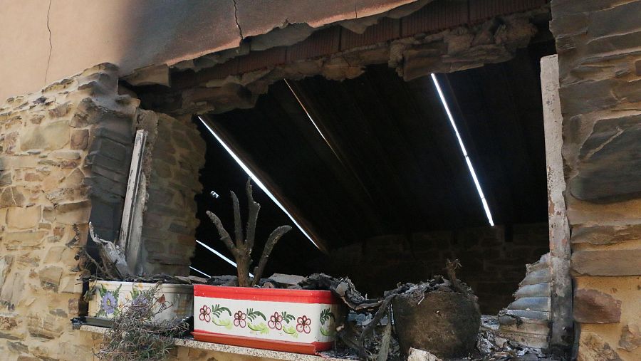 Vista de varias macetas en una ventana quemadas tras el incendio