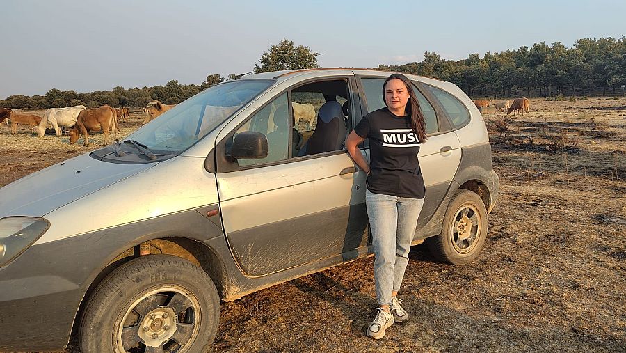 Sonia voluntaria para recopilar alimento para el ganado en León