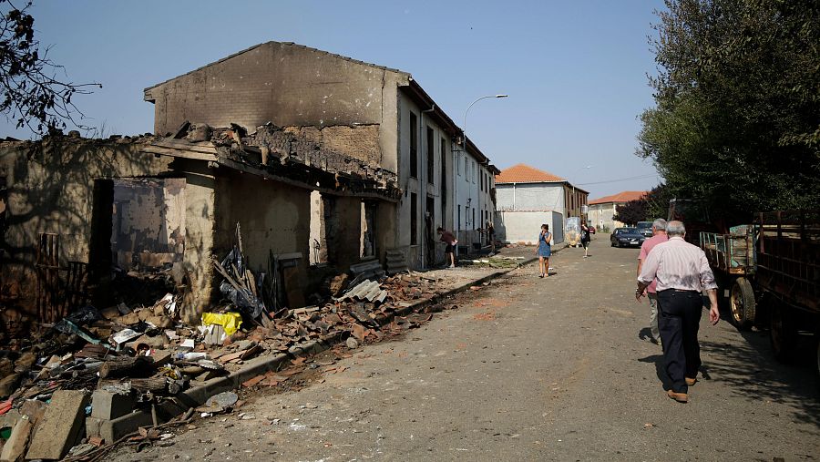 Incendio de una casa en Villamontán de la Valduerna, León